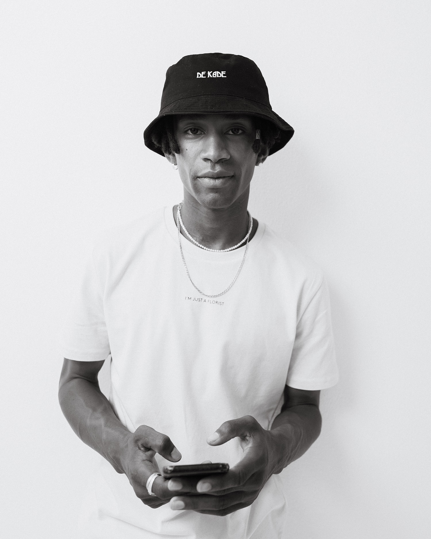 I'm just a florist de kade bucket hat first image
