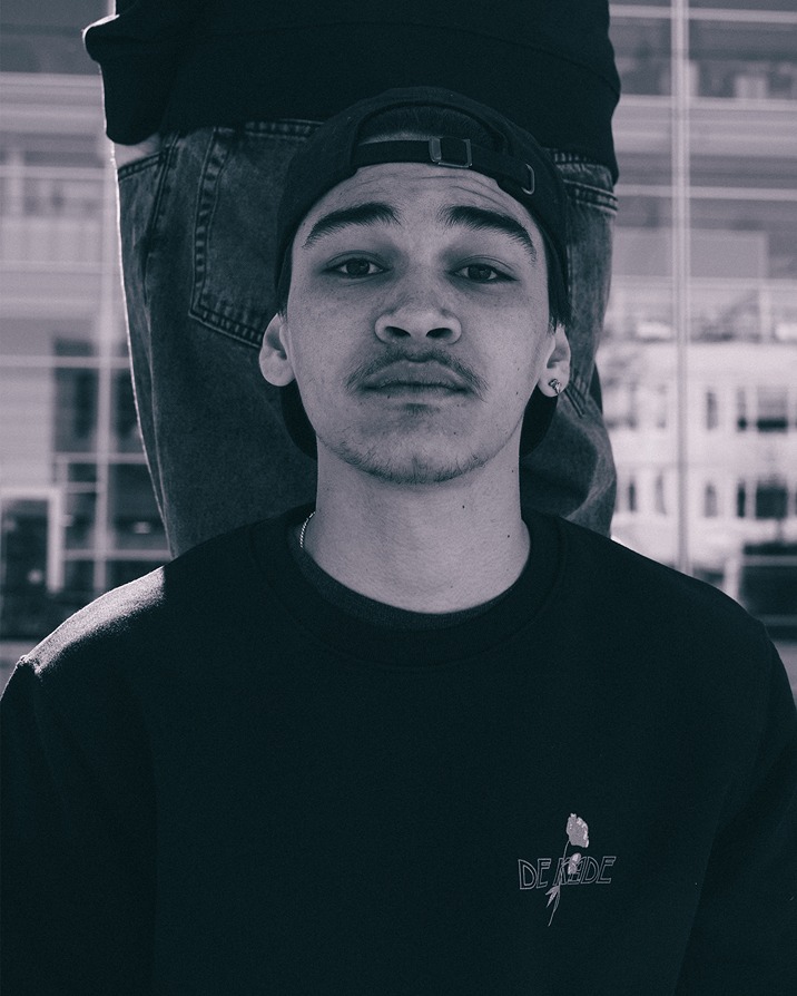 De Kade crewneck black first image